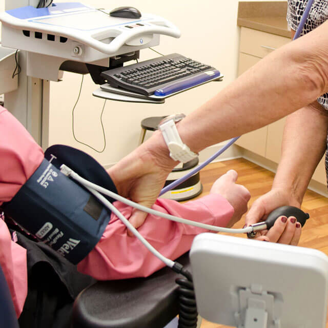 Doctor examining a pacient.
